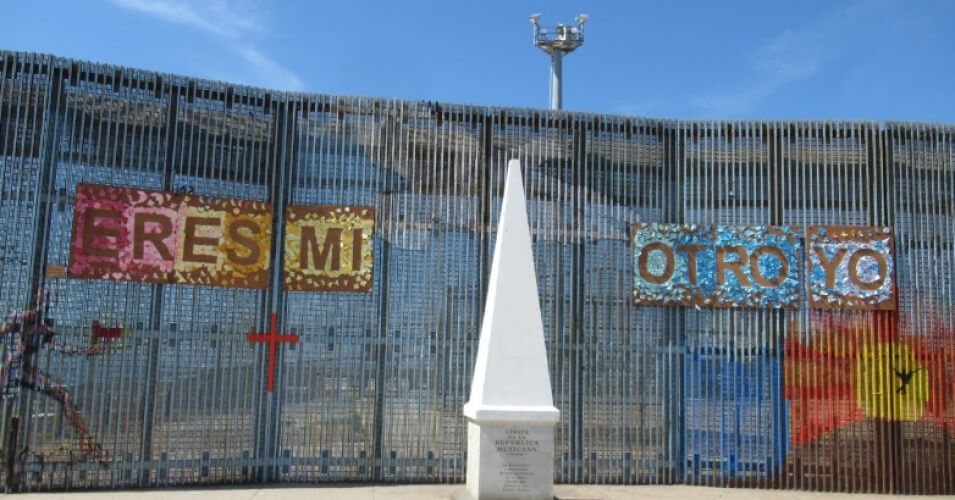 Mosaic that reads "Eres mi otro yo"