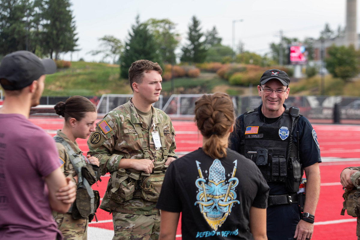 EWU Police officer Greg Karlis talking to ROTC students and other participants.