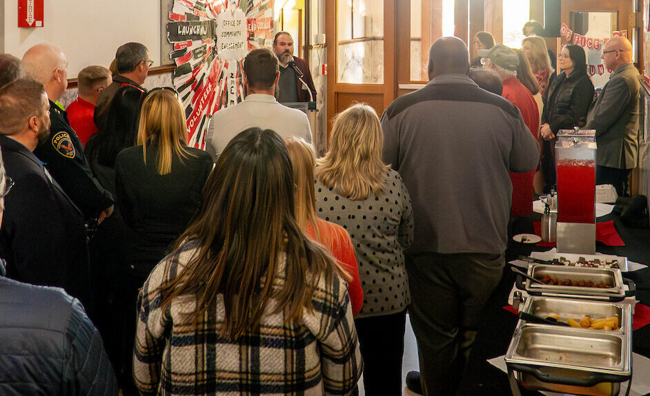 Mark Este speaking to a crowd.
