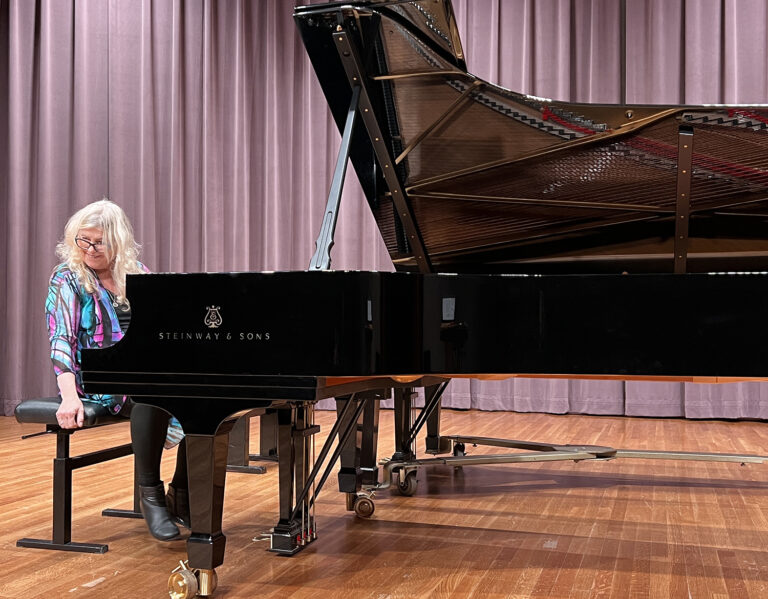 Jody Graves at the piano.